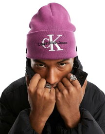 【送料無料】 カルバンクライン メンズ 帽子 ニットキャップ アクセサリー Calvin Klein Jeans monogram logo embroidered beanie in purple Amaranth
