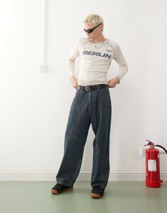 �R���[�W���� �����Y �g�b�v�X T�V���c �O���t�B�b�N COLLUSION long sleeve shrunken Berlin graphic soccer tee in stone STONE �X�g�[��