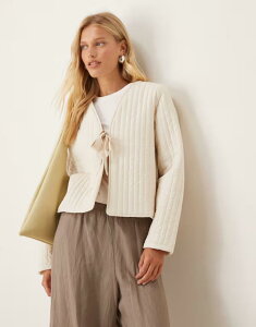 B fB[X AE^[ WPbgEu] LeBO WPbg VILA tie front quilted jacket in cream Birch N[