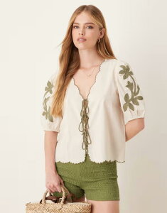 �W�F�C�f�B�[���C ���f�B�[�X �g�b�v�X �V���c �u���E�X JDY tie front blouse with green embroidery details Birch & Green �O���[��
