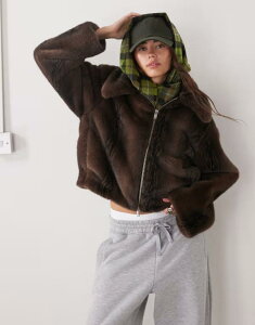 L fB[X AE^[ WPbgEu] WPbg Monki short faux fur jacket in chocolate Chocolate Brown uE