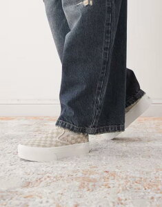 oY fB[X V[Y Xj[J[ Vans Classic Slip-On Stackform checkerboard sneakers BEIGE x[W