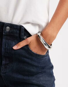 �G�C�\�X ���f�B�[�X �A�N�Z�T���[ �u���X���b�g�E�o���O���E�A���N���b�g ASOS DESIGN cuff bangle with wavy design tone SILVER �V���o�[