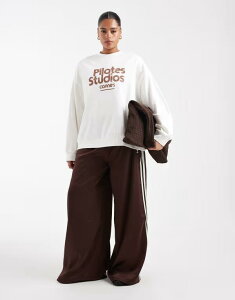 �G�C�\�X ���f�B�[�X �A�E�^�[ �p�[�J�[�E�X�E�F�b�g �V���c �O���t�B�b�N ASOS Curve ASOS DESIGN Curve oversized sweatshirt with pilatestudios graphic in cream �N���[��
