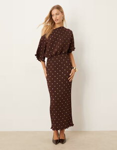 �l�o�[�t���[�h���X�h ���f�B�[�X �g�b�v�X �����s�[�X �h�b�g�[�� �}�L�V Never Fully Dressed Tilly off the shoulder pliss maxi dress in metallichocolate polka dots Brown Spot �u���E��
