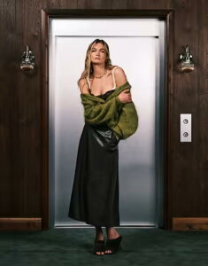 ���F�����[�_ ���f�B�[�X �{�g���X�J�[�g �~�f�B ���U�[ �t�F�C�N���U�[ Vero Moda faux leather seam detailing full midi skirt in chocolate torte �`���R���[�g