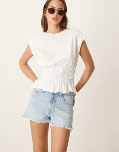 �W�[�i�g���R ���f�B�[�X �{�g���X �n�[�t�p���c�E�V���[�c �V���[�g�p���c �f�j�� Gina Tricot denim shorts with split hems in light wash Lightwash blue �u���[