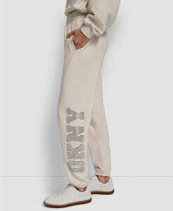 �_�i �L������ �j���[���[�N ���f�B�[�X �{�g���X �J�W���A���p���c ���S DKNY Women's Exploded Rhinestone Varsity Logo High Rise Relaxed Jogger Eggnog