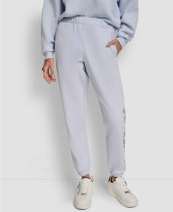 �_�i �L������ �j���[���[�N ���f�B�[�X �{�g���X �J�W���A���p���c ���S DKNY Women's Exploded Rhinestone Varsity Logo High Rise Relaxed Jogger Frost Blue �u���[