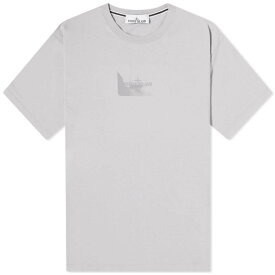 【送料無料】 ストーンアイランド メンズ Tシャツ トップス Stone Island Reflective Badge Print T-Shirt Dust