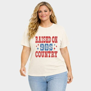 Simply Sage Market ���f�B�[�X �g�b�v�X T�V���c �v���X�T�C�Y �O���t�B�b�N Simply Sage Market Raised On 90s Country Stars - Women's Plusized Garment Dyed Graphic T-Shirt Ivory �A�C�{���[