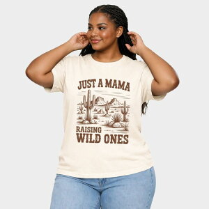 Simply Sage Market ���f�B�[�X �g�b�v�X T�V���c �v���X�T�C�Y �O���t�B�b�N Simply Sage Market Just A Mama Raising Wild Ones - Women's Plusized Garment Dyed Graphic T-Shirt Ivory �A�C�{���[