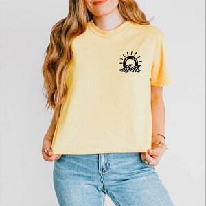 Simply Sage Market ���f�B�[�X �g�b�v�X T�V���c �O���t�B�b�N Simply Sage Market Sun and Wavesketch - Women's Boxy Crop Top Graphic T-Shirt Butter