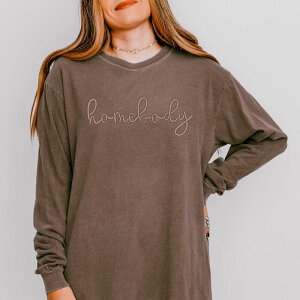 Simply Sage Market ���f�B�[�X �g�b�v�X T�V���c �h�J �O���t�B�b�N Simply Sage Market Embroide red Homebody Cursive - Women's Garment Dyed Long Sleeve Graphic T-Shirt Espresso