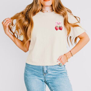 Simply Sage Market ���f�B�[�X �g�b�v�X T�V���c Simply Sage Market Coquette Strawberry Watercolor Boxy Crop Top Ivory �A�C�{���[