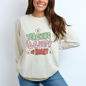 Simply Sage Market ���f�B�[�X �g�b�v�X T�V���c Simply Sage Marketeaching is a Work of Heart Words Garment Dyed Long Sleeve Ivory �A�C�{���[