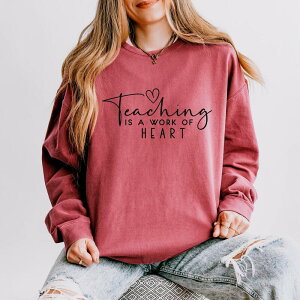 Simply Sage Market ���f�B�[�X �g�b�v�X T�V���c �X�E�F�b�g Simply Sage Marketeaching Is A Work Of Heart Lightweight Garment Dyed Sweatshirt Crimson �N�����]��