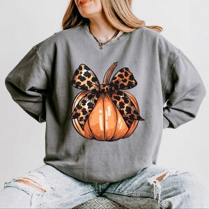 Simply Sage Market ���f�B�[�X �g�b�v�X T�V���c �X�E�F�b�g Simply Sage Market Coquette Fall Pumpkin Lightweight Garment Dyed Sweatshirt Grey �O���[