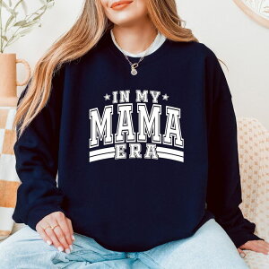 Simply Sage Market ���f�B�[�X �g�b�v�X T�V���c �X�E�F�b�g Simply Sage Market In My Mama Era Varsity Sweatshirtrue Navy �l�C�r�[