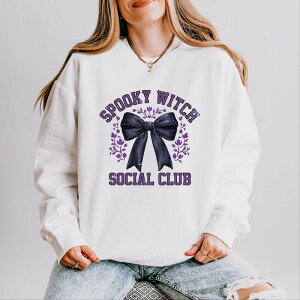 Simply Sage Market ���f�B�[�X �g�b�v�X T�V���c �X�E�F�b�g Simply Sage Market Coquette Spooky Witch Social Club - Women's Lightweight Garment Dyed Sweatshirt White �z���C�g