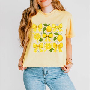 Simply Sage Market ���f�B�[�X �g�b�v�X T�V���c �O���t�B�b�N Simply Sage Market Coquette Lemons Pattern Bows - Women's Boxy Crop Top Graphic T-Shirt Butter