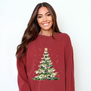 Simply Sage Market ���f�B�[�X �g�b�v�X T�V���c �X�E�F�b�g Simply Sage Market Watercolor Christmas Tree Sparkle - Womens Garment Dyed Sweatshirt Crimson �N�����]��