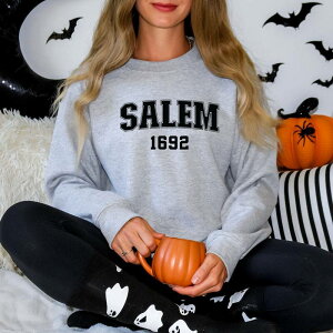 Simply Sage Market ���f�B�[�X �g�b�v�X T�V���c �X�E�F�b�g Simply Sage Market Varsity Salem 1692 Sweatshirt Graphite �O���t�@�C�g