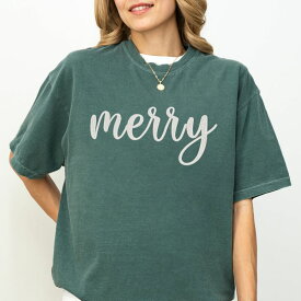 Simply Sage Market レディース トップス Tシャツ 刺繍 グラフィック Simply Sage Market Embroidered Merry Cursive - Women's Garment Dyed Graphic T-Shirt Blue Spruce ブルー