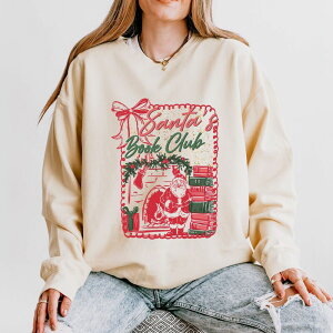 Simply Sage Market ���f�B�[�X �g�b�v�X T�V���c �X�E�F�b�g Simply Sage Market Santa's Book Club Coquette - Women's Lightweight Garment Dyed Sweatshirt Ivory �A�C�{���[