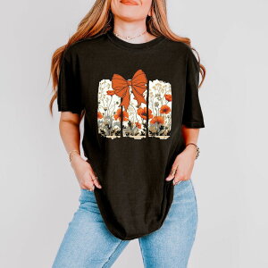 Simply Sage Market ���f�B�[�X �g�b�v�X T�V���c �t�����[�� �t�����[ Simply Sage Market Coquette Fall Floral Orange - Womens Garment Dyed Tee Black �u���b�N