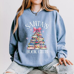 Simply Sage Market ���f�B�[�X �g�b�v�X T�V���c �X�E�F�b�g Simply Sage Market Santa's Book Club - Women's Lightweight Garment Dyed Sweatshirt Blue Jean �u���[