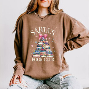Simply Sage Market ���f�B�[�X �g�b�v�X T�V���c �X�E�F�b�g Simply Sage Market Santa's Book Club - Women's Lightweight Garment Dyed Sweatshirt Espresso