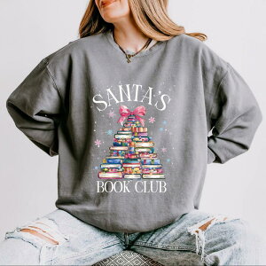 Simply Sage Market ���f�B�[�X �g�b�v�X T�V���c �X�E�F�b�g Simply Sage Market Santa's Book Club - Women's Lightweight Garment Dyed Sweatshirt Grey �O���[