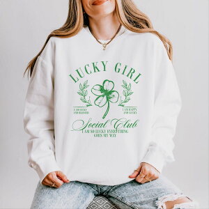 Simply Sage Market ���f�B�[�X �g�b�v�X T�V���c �X�E�F�b�g Simply Sage Market Lucky Girl Social Club Clover - Women's Lightweight Garment Dyed Sweatshirt White �z���C�g