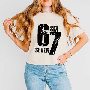 Simply Sage Market ���f�B�[�X �g�b�v�X T�V���c �O���t�B�b�N Simply Sage Market Six Seven Distressed - Women's Boxy Crop Top Graphic T-Shirt Ivory �A�C�{���[