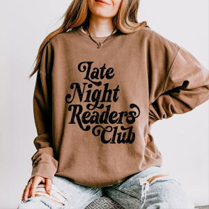 Simply Sage Market ���f�B�[�X �A�E�^�[ �p�[�J�[�E�X�E�F�b�g �V���c Simply Sage Market Late Night Readers Club Distressed - Women's Lightweight Garment Dyed Sweatshirt Espresso