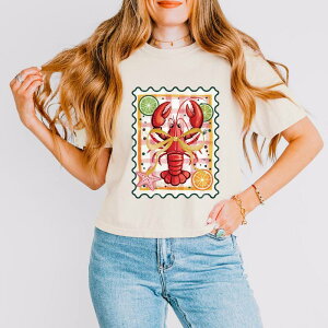 Simply Sage Market ���f�B�[�X �g�b�v�X T�V���c �O���t�B�b�N Simply Sage Market Lobster Stamp Checkered - Women's Boxy Crop Top Graphic T-Shirt Ivory �A�C�{���[