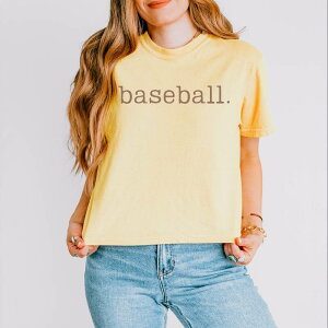 Simply Sage Market ���f�B�[�X �g�b�v�X T�V���c �O���t�B�b�N Simply Sage Market Baseball Typewriter - Women's Boxy Crop Top Graphic T-Shirt Butter