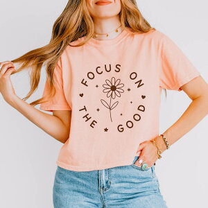 Simply Sage Market ���f�B�[�X �g�b�v�X T�V���c �O���t�B�b�N Simply Sage Market Focus On The Goodaisy - Women's Boxy Crop Top Graphic T-Shirt Peachy