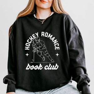 Simply Sage Market ���f�B�[�X �g�b�v�X T�V���c �X�E�F�b�g Simply Sage Market Hockey Romance Book Club - Women's Lightweight Garment Dyed Sweatshirt Black �u���b�N