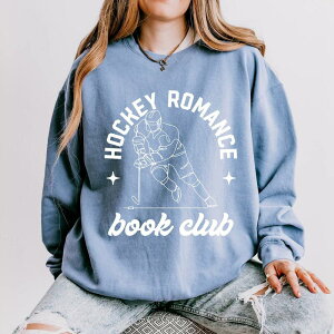 Simply Sage Market ���f�B�[�X �g�b�v�X T�V���c �X�E�F�b�g Simply Sage Market Hockey Romance Book Club - Women's Lightweight Garment Dyed Sweatshirt Blue Jean �u���[