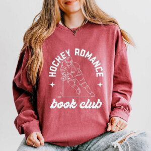 Simply Sage Market ���f�B�[�X �g�b�v�X T�V���c �X�E�F�b�g Simply Sage Market Hockey Romance Book Club - Women's Lightweight Garment Dyed Sweatshirt Crimson �N�����]��
