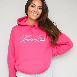 Simply Sage Market ���f�B�[�X �g�b�v�X T�V���c �h�J �p�[�J�[ �O���t�B�b�N Simply Sage Market Embroidered Comfy & Cozy Homebody Club - Women's Graphic Hoodie Raspberry