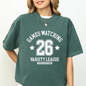Simply Sage Market ���f�B�[�X �g�b�v�X T�V���c �O���t�B�b�N Simply Sage Market Games Watching Varsity League - Women's Garment Dyed Graphic T-Shirt Blue Spruce �u���[