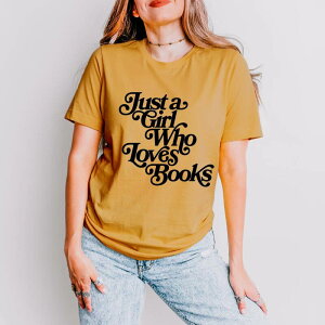 Simply Sage Market ���f�B�[�X �g�b�v�X T�V���c �O���t�B�b�N Simply Sage Market Just A Girl Who Loves Books - Women'short Sleeve Graphic T-Shirt Mustard �}�X�^�[�h