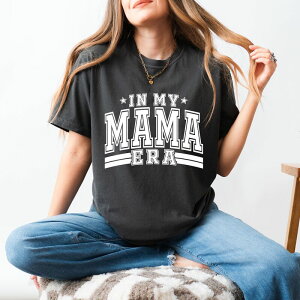 Simply Sage Market ���f�B�[�X �g�b�v�X T�V���c Simply Sage Market In My Mama Era Varsity Garment Dyed Tee Pepper �Z�[�W
