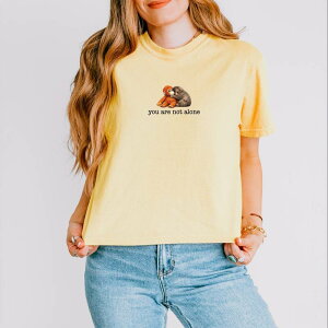 Simply Sage Market ���f�B�[�X �g�b�v�X T�V���c �����N �O���t�B�b�N Simply Sage Market You Are Not Alone Punch the Monkey - Women's Boxy Crop Top Graphic T-Shirt Butter