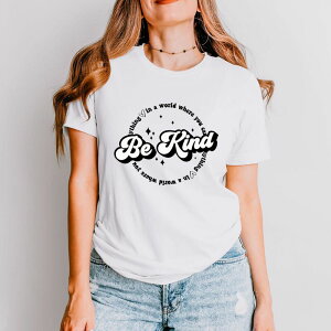 Simply Sage Market ���f�B�[�X �g�b�v�X T�V���c �O���t�B�b�N Simply Sage Market In A World Circle - Women'short Sleeve Graphic T-Shirt White �z���C�g