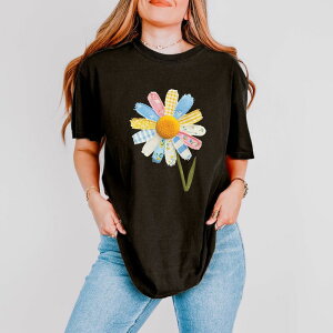 Simply Sage Market ���f�B�[�X �g�b�v�X T�V���c �p�b�`���[�N �O���t�B�b�N Simply Sage Market Daisy Faux Patchwork - Women's Garment Dyed Graphic T-Shirt Black �u���b�N