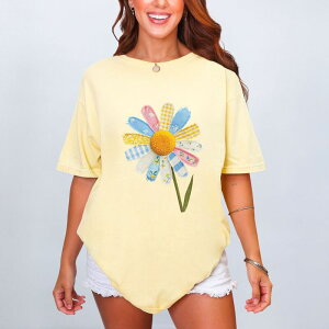 Simply Sage Market ���f�B�[�X �g�b�v�X T�V���c �p�b�`���[�N �O���t�B�b�N Simply Sage Market Daisy Faux Patchwork - Women's Garment Dyed Graphic T-Shirt Butter